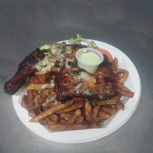 Plat de poulet boucané